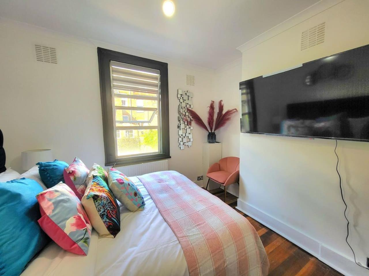Spacious Six Bedrooms House By Sensational Short Lets & Serviced With 13 Beds, Free Parking, Free Wi-fi & Balcony Holiday home London