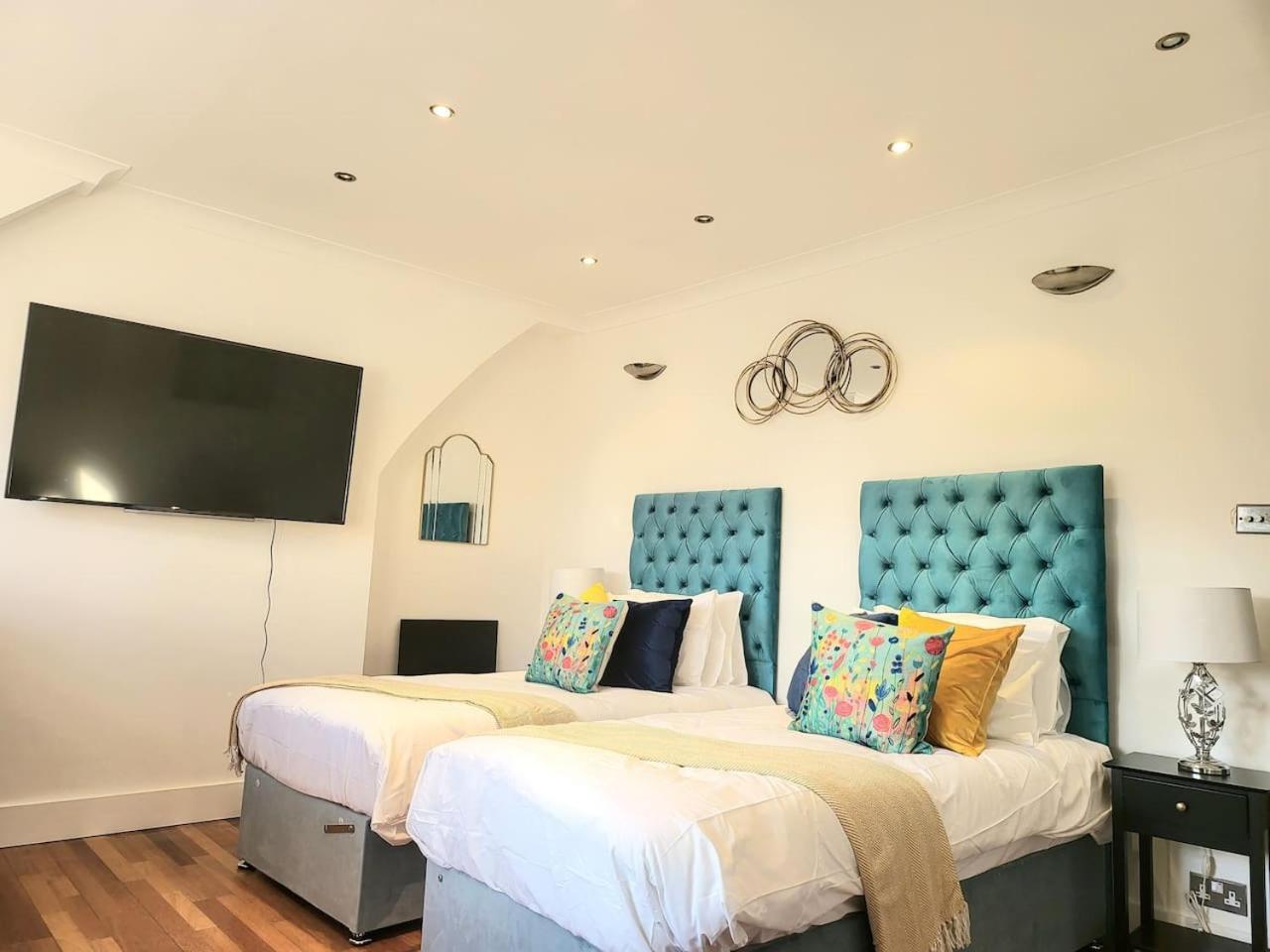 Spacious Six Bedrooms House By Sensational Short Lets & Serviced With 13 Beds, Free Parking, Free Wi-fi & Balcony Holiday home *