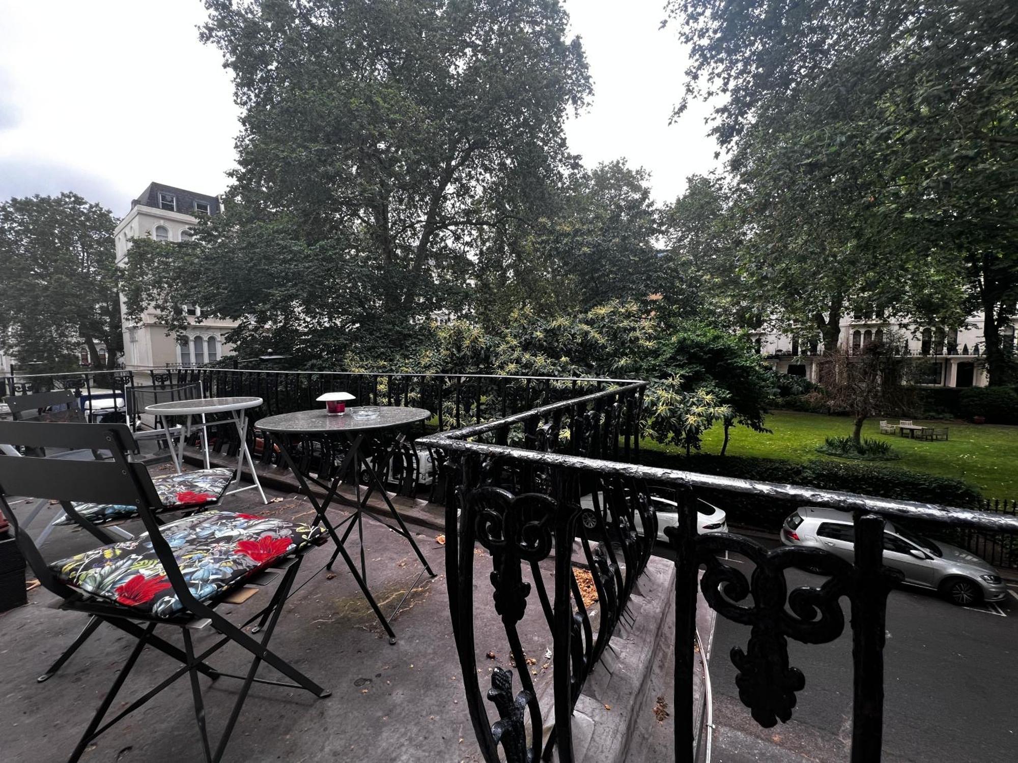 Hyde Park Has Private Balcony With Tranquil Garden View Londra