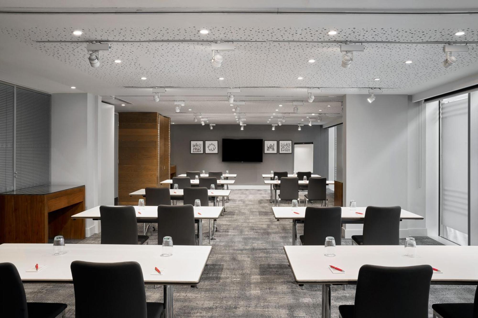 Aloft Excel Hotel 4*