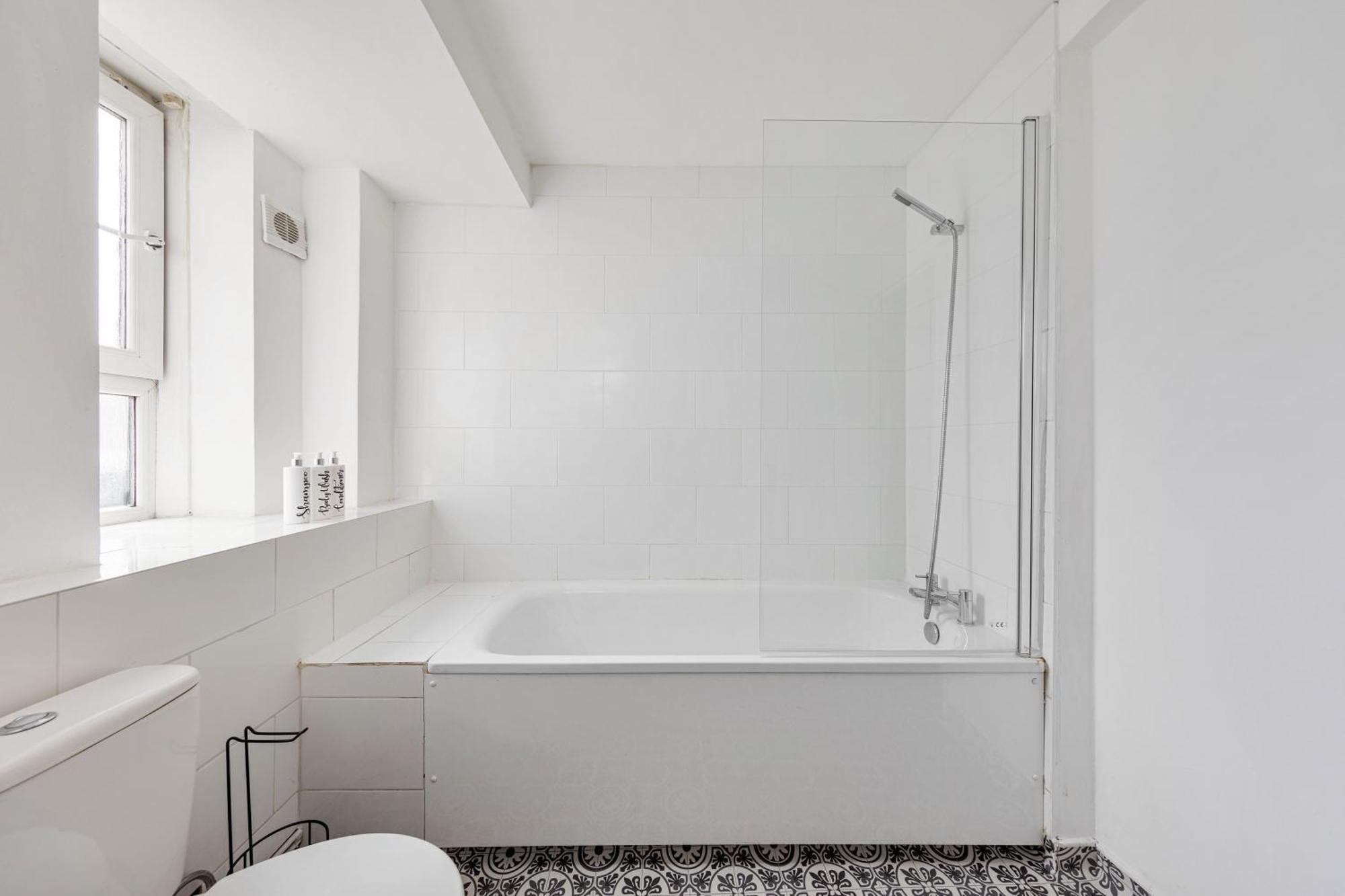 Sleek Shoreditch Hideout - 2 Bed Gem With Balcony In Appartement