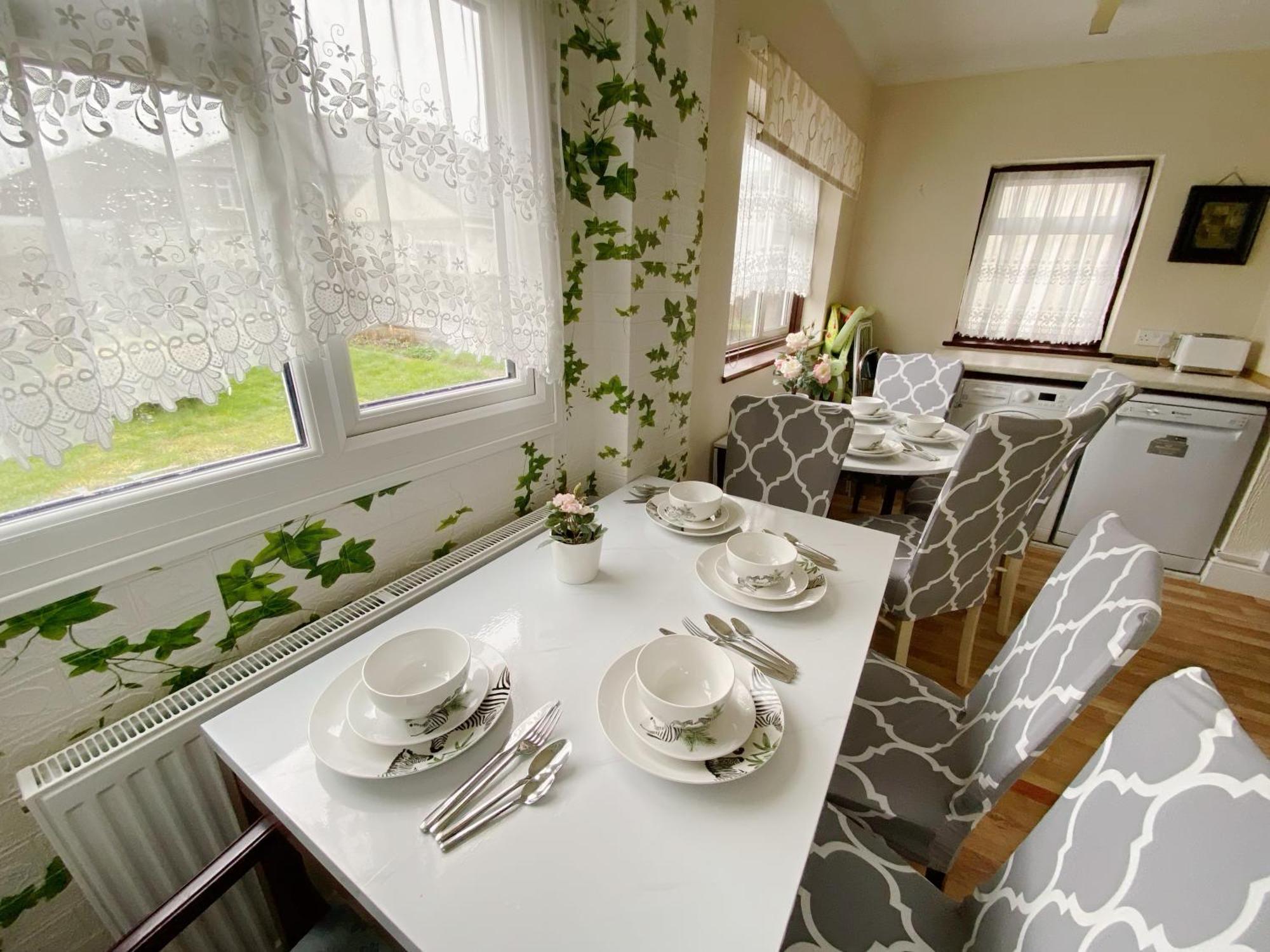Barking House Sleeps 11 - Parking - Train Tube - Airport Ferienhaus