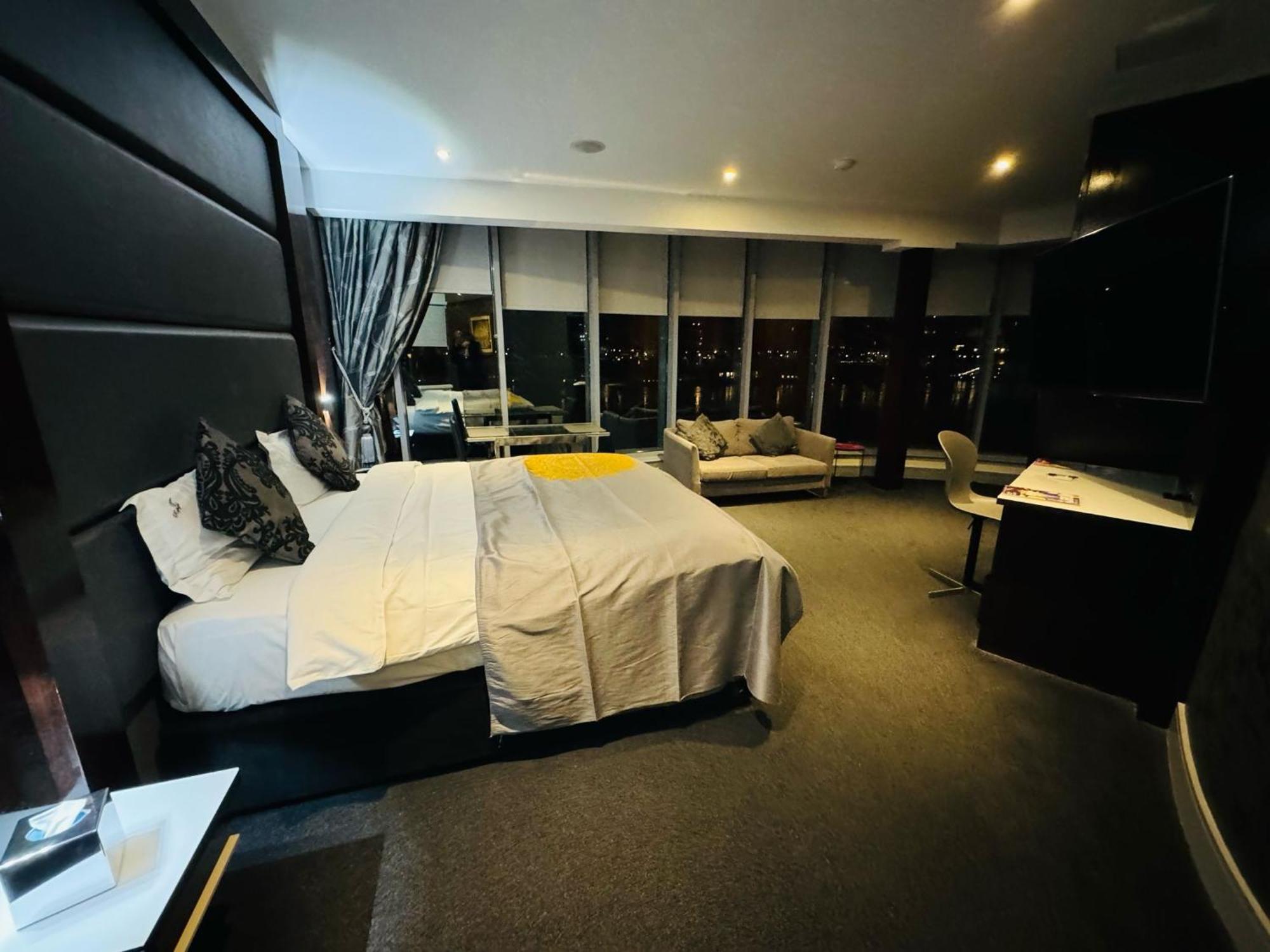 Rafayel & Hotell London