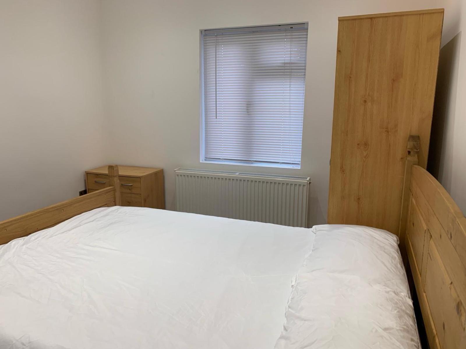 Private Room, Renovated With Large Size White Desk In Se9 6pg * Londen