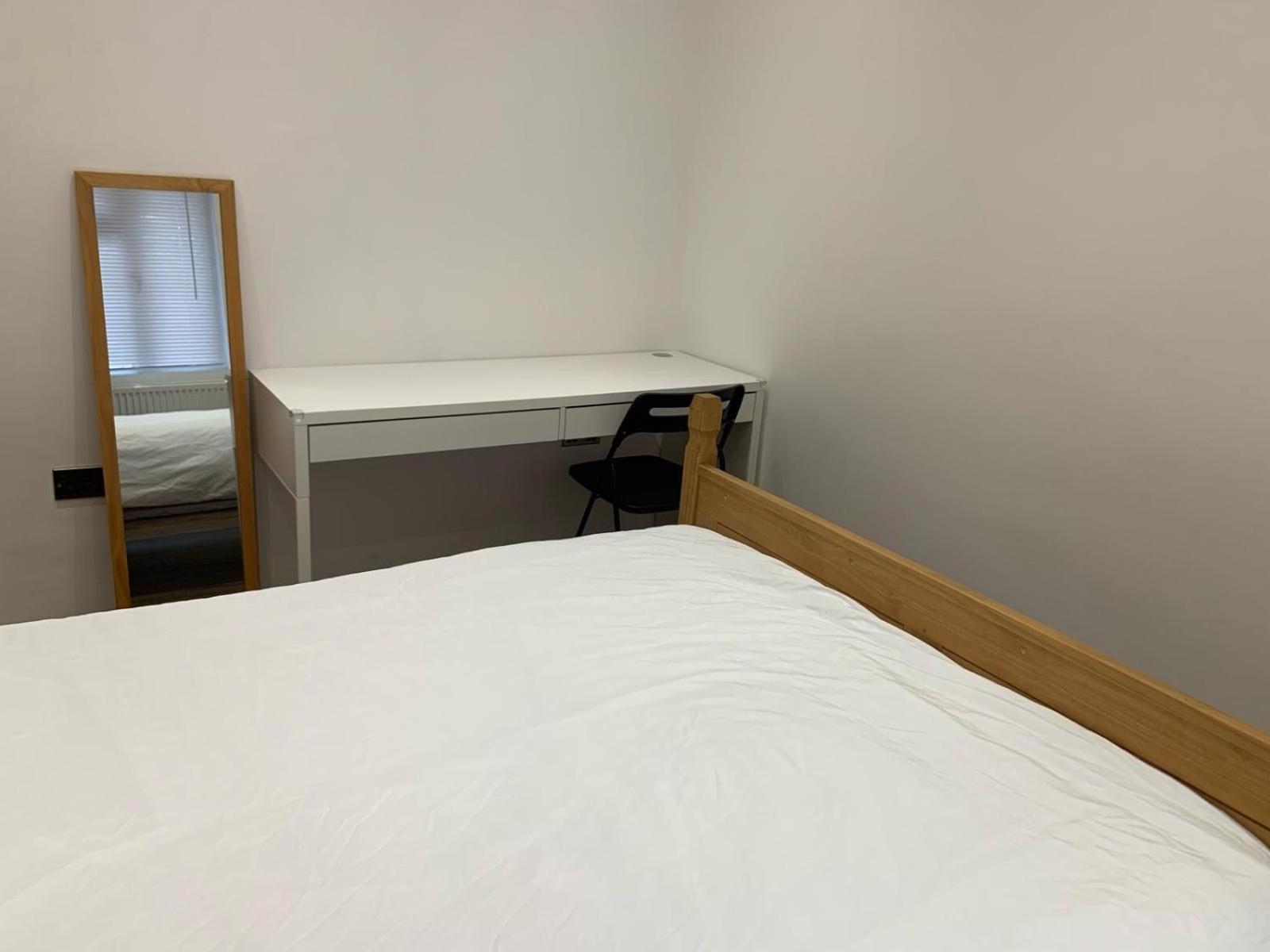 Private Room, Renovated With Large Size White Desk In Se9 6pg * Londen
