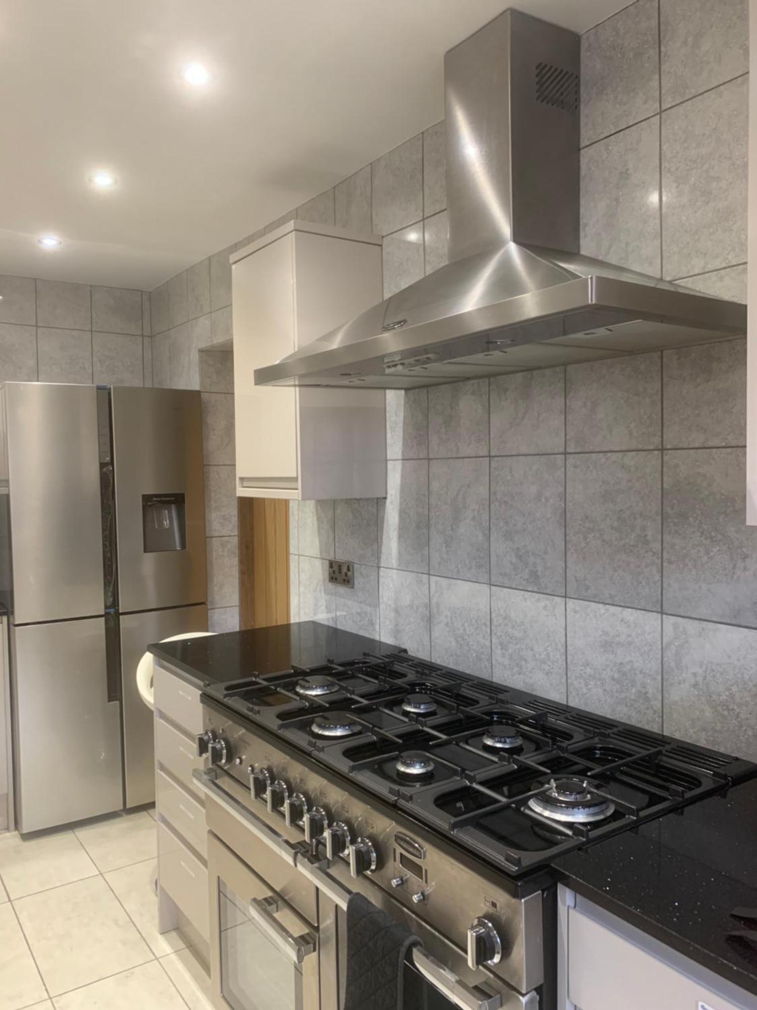 Private Room, Renovated With Large Size White Desk In Se9 6pg * Londen