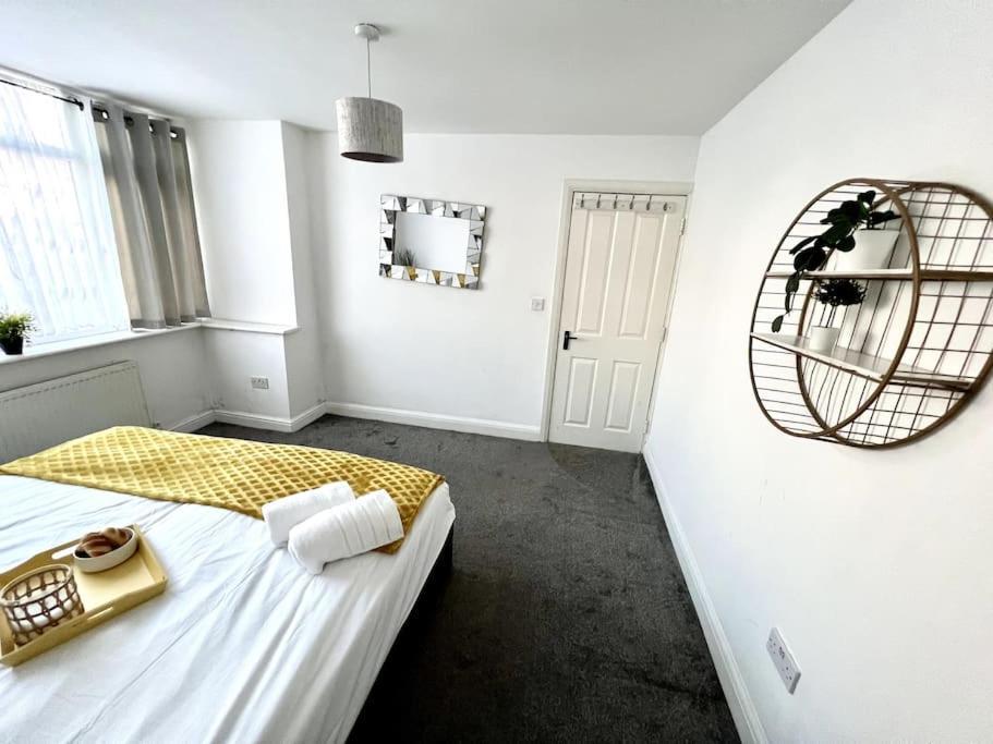 Modern 2 Bed Close To Mall With Parking & Garden Hébergement de vacances