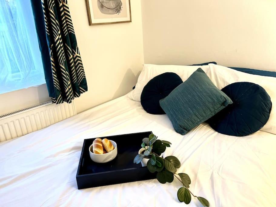 Hébergement de vacances Modern 2 Bed Close To Mall With Parking & Garden Londres