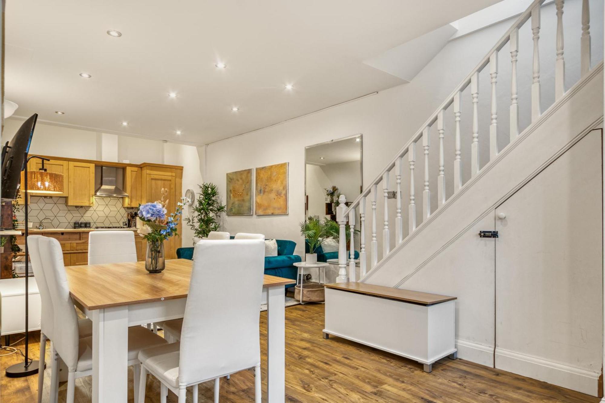 Apartment Vibrant 2-bed By Bow *