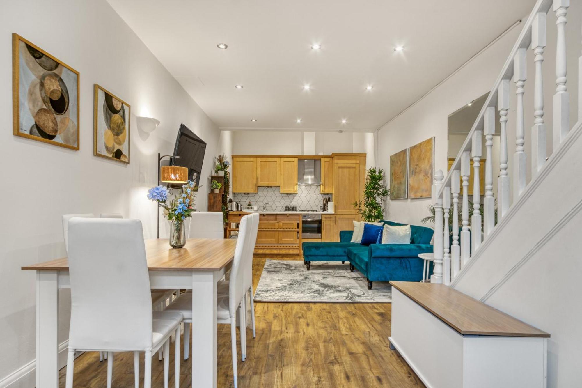 Vibrant 2-bed By Bow * London