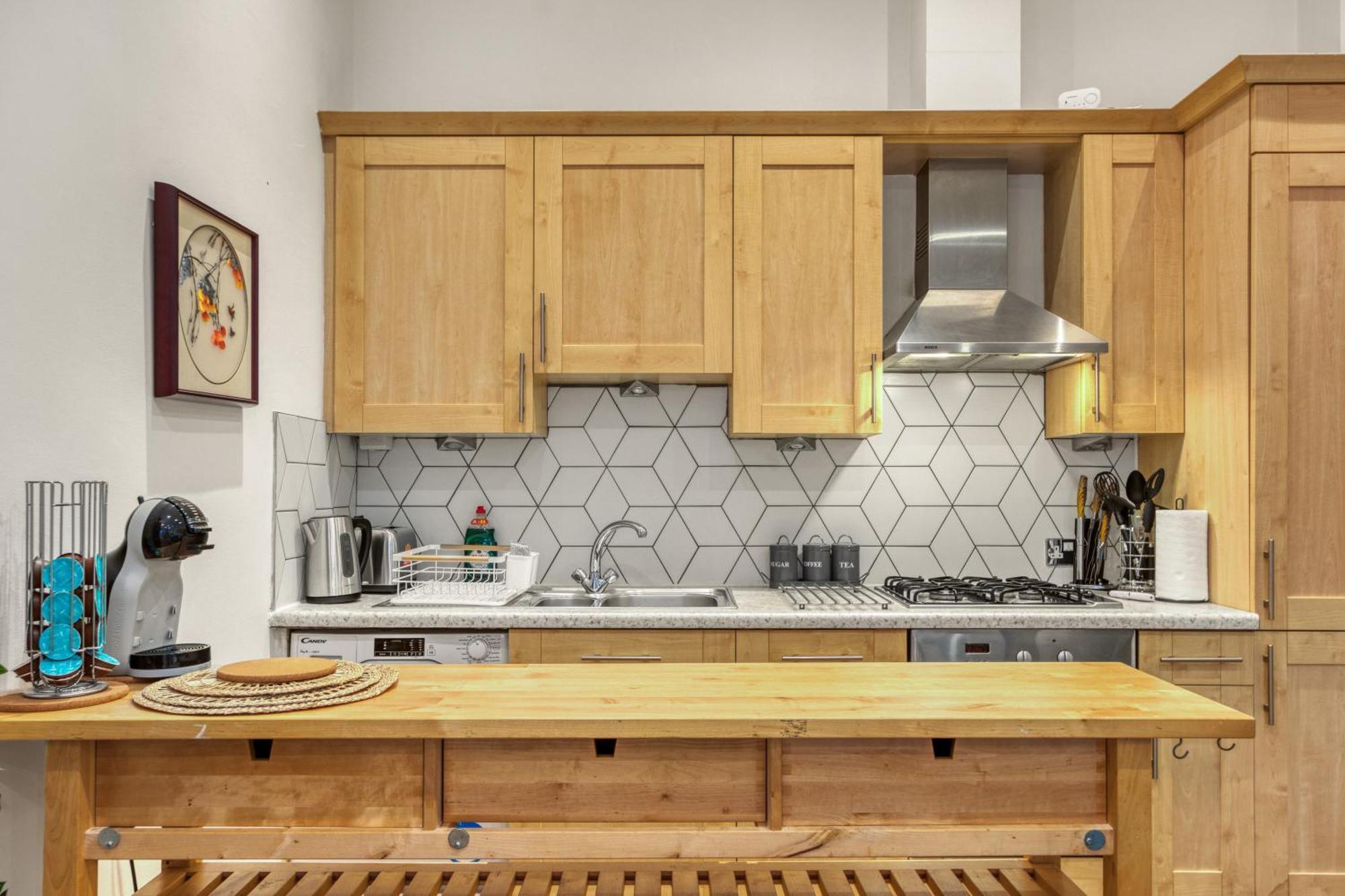 Vibrant 2-bed By Bow London