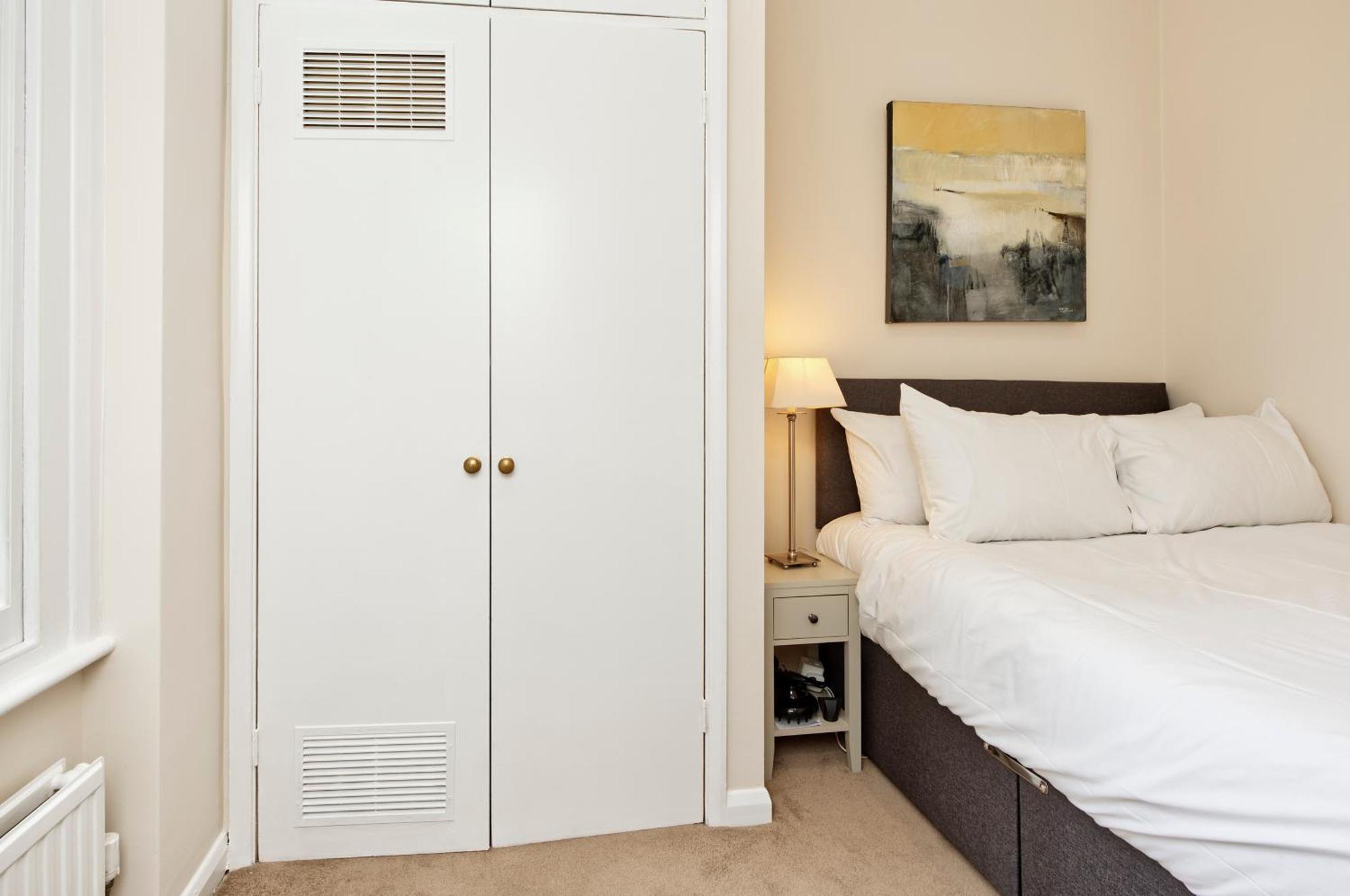 Elegant Earl's Court Flat By Underthedoormat Apartment