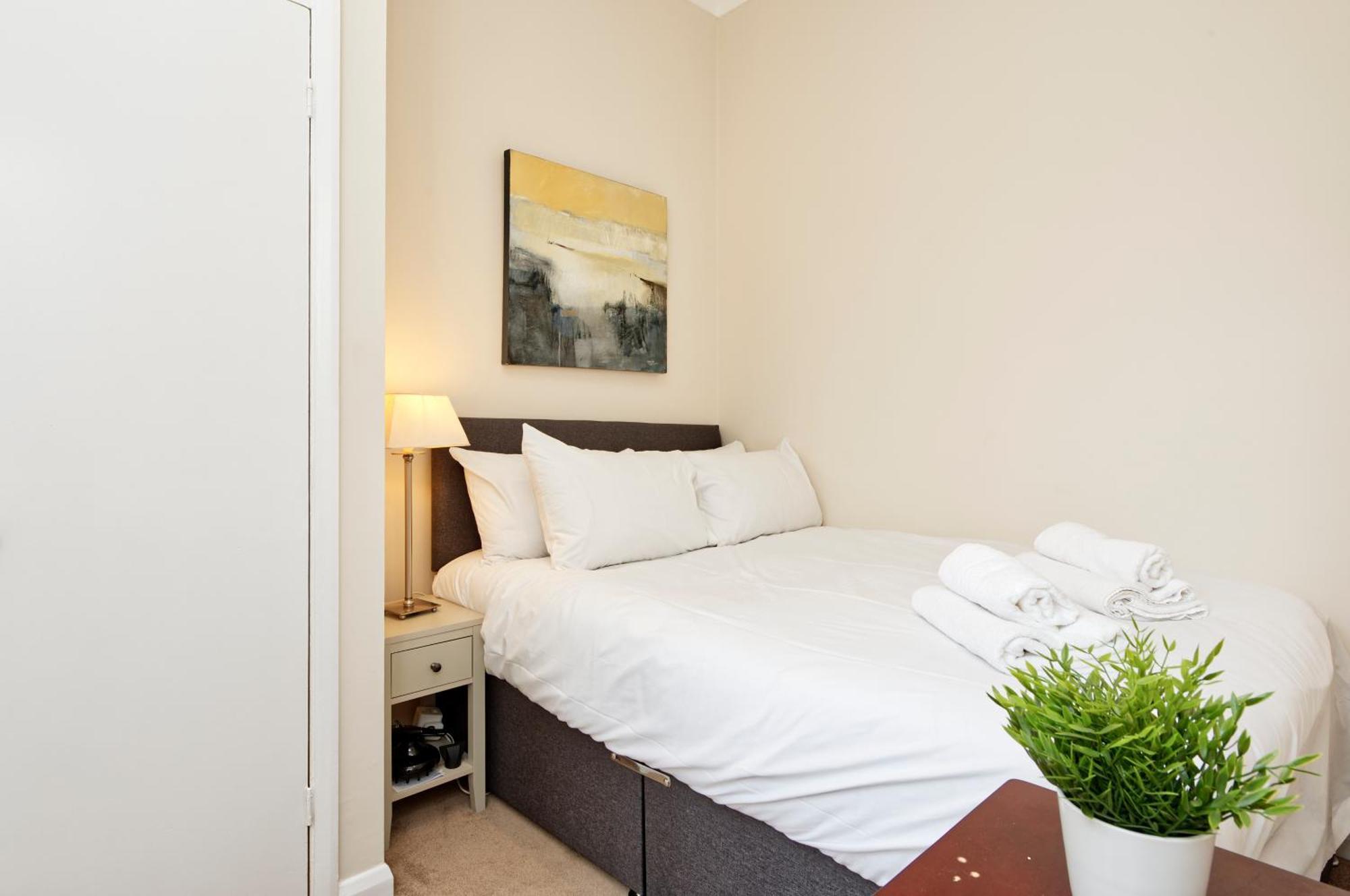 Elegant Earl's Court Flat By Underthedoormat Apartment *