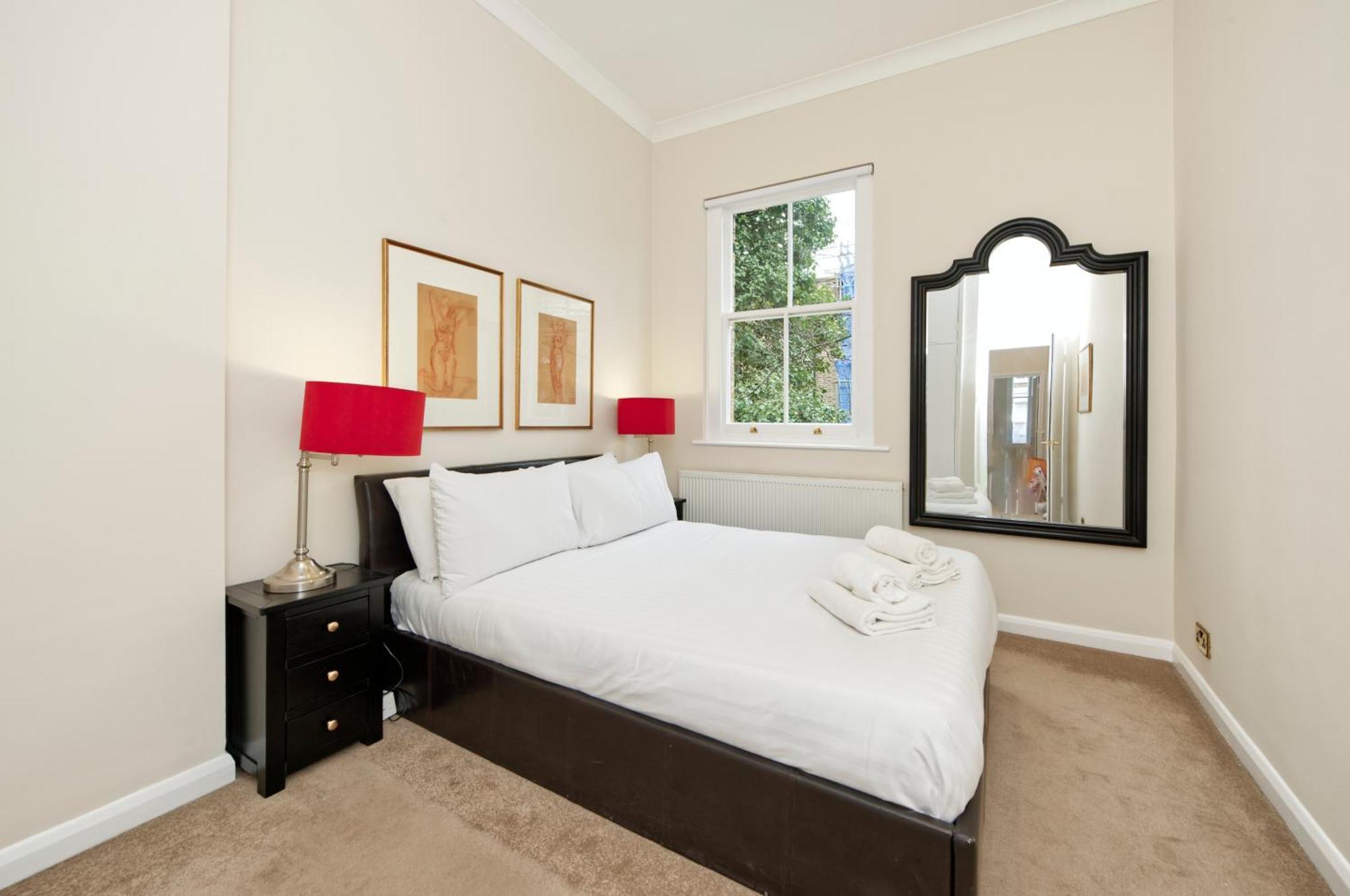 Elegant Earl's Court Flat By Underthedoormat Apartment *