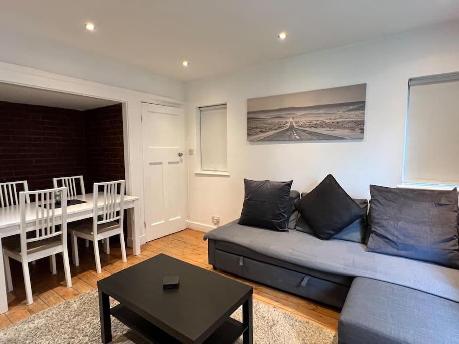 3 Bed Luxury House, 10 Min Walk To Underground Feriehus London