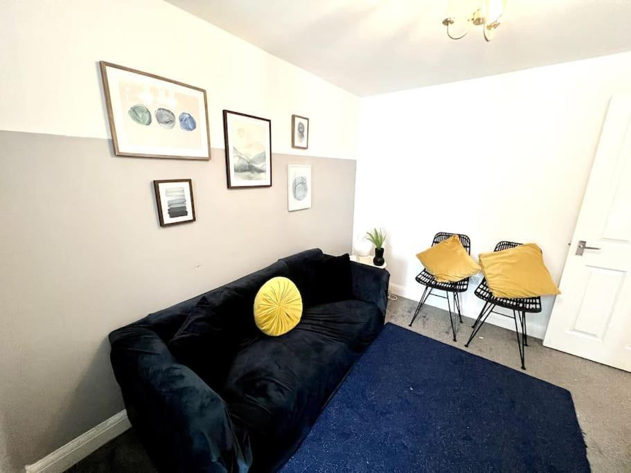 Modern 2 Bed Close To Mall With Parking & Garden Hébergement de vacances *