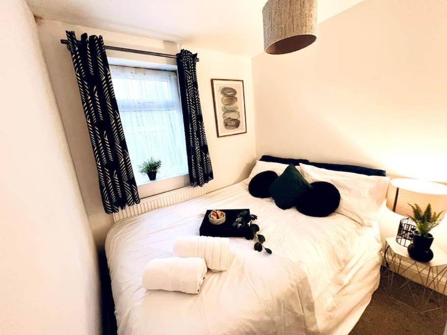 Hébergement de vacances Modern 2 Bed Close To Mall With Parking & Garden Londres