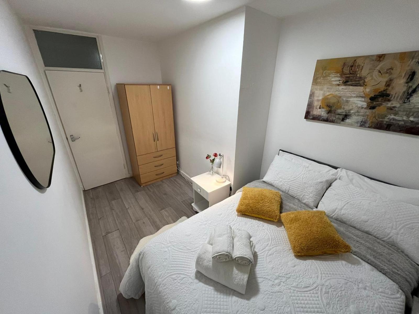 Charm: Spacious 3-bed With Garden Oasis Lägenhet