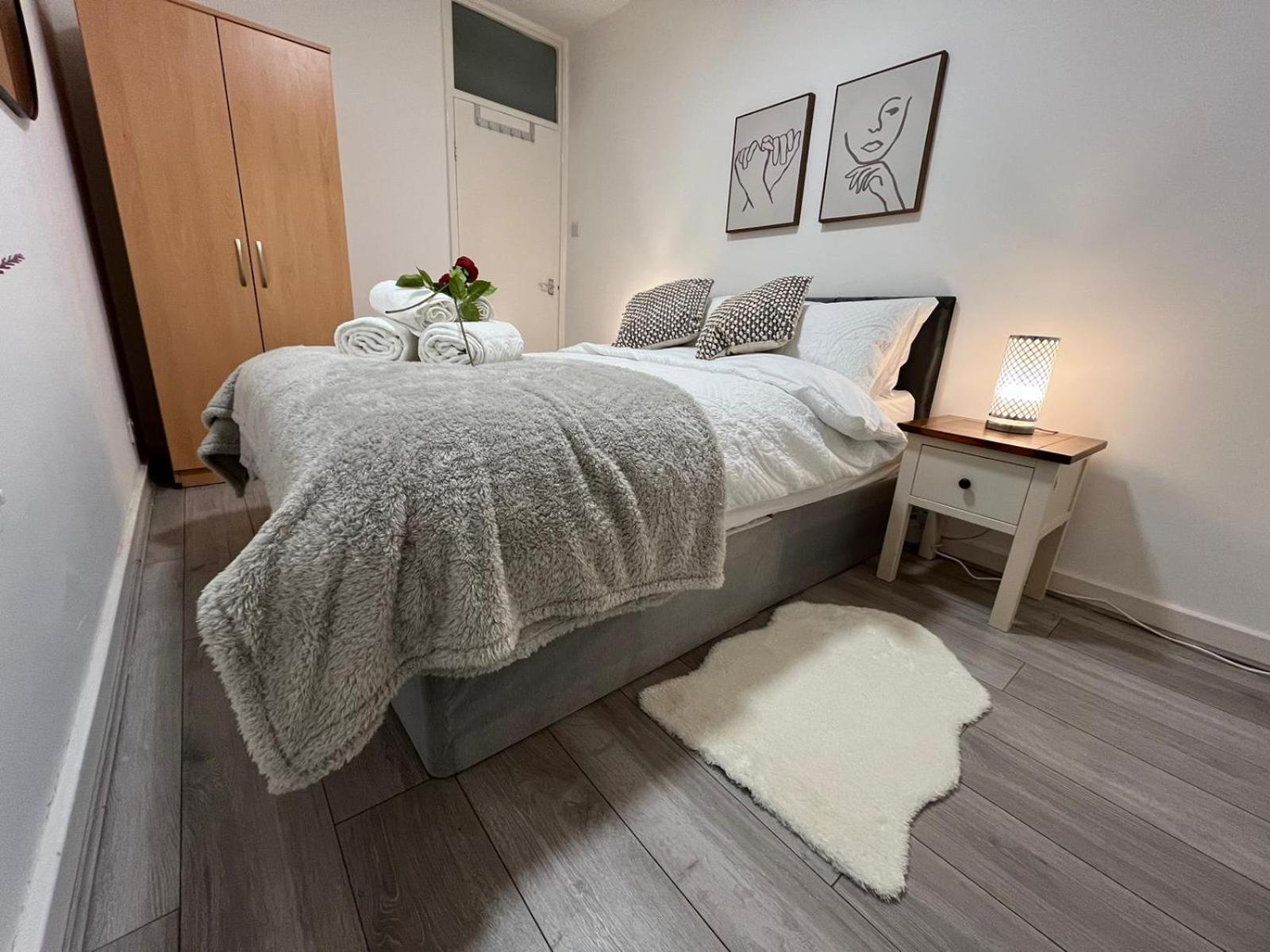 Lägenhet Charm: Spacious 3-bed With Garden Oasis *