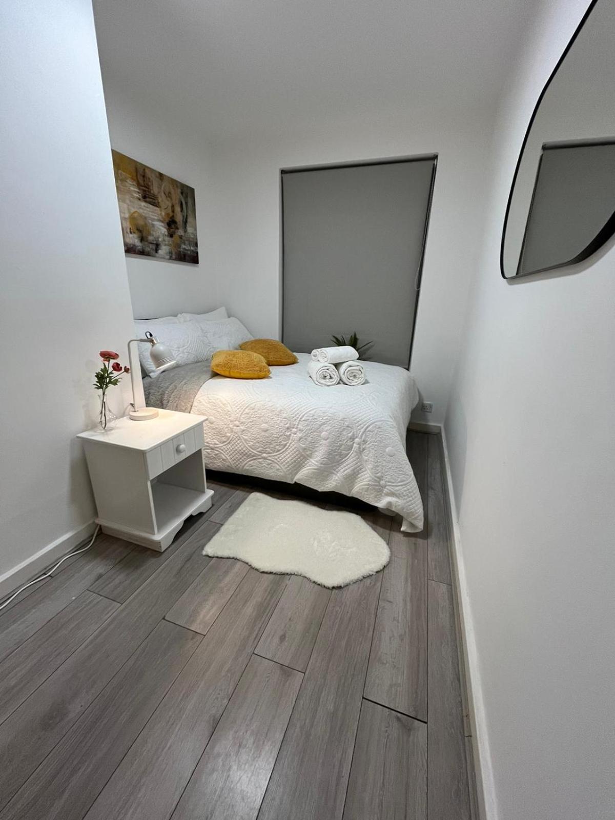 Lägenhet Charm: Spacious 3-bed With Garden Oasis London