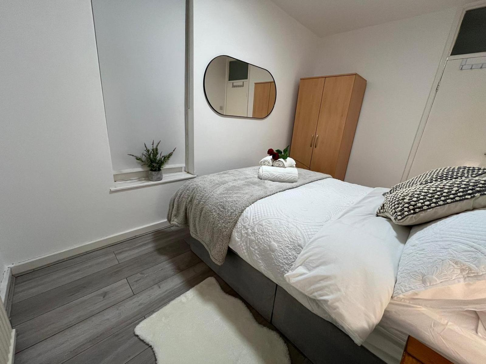 Lägenhet Charm: Spacious 3-bed With Garden Oasis *