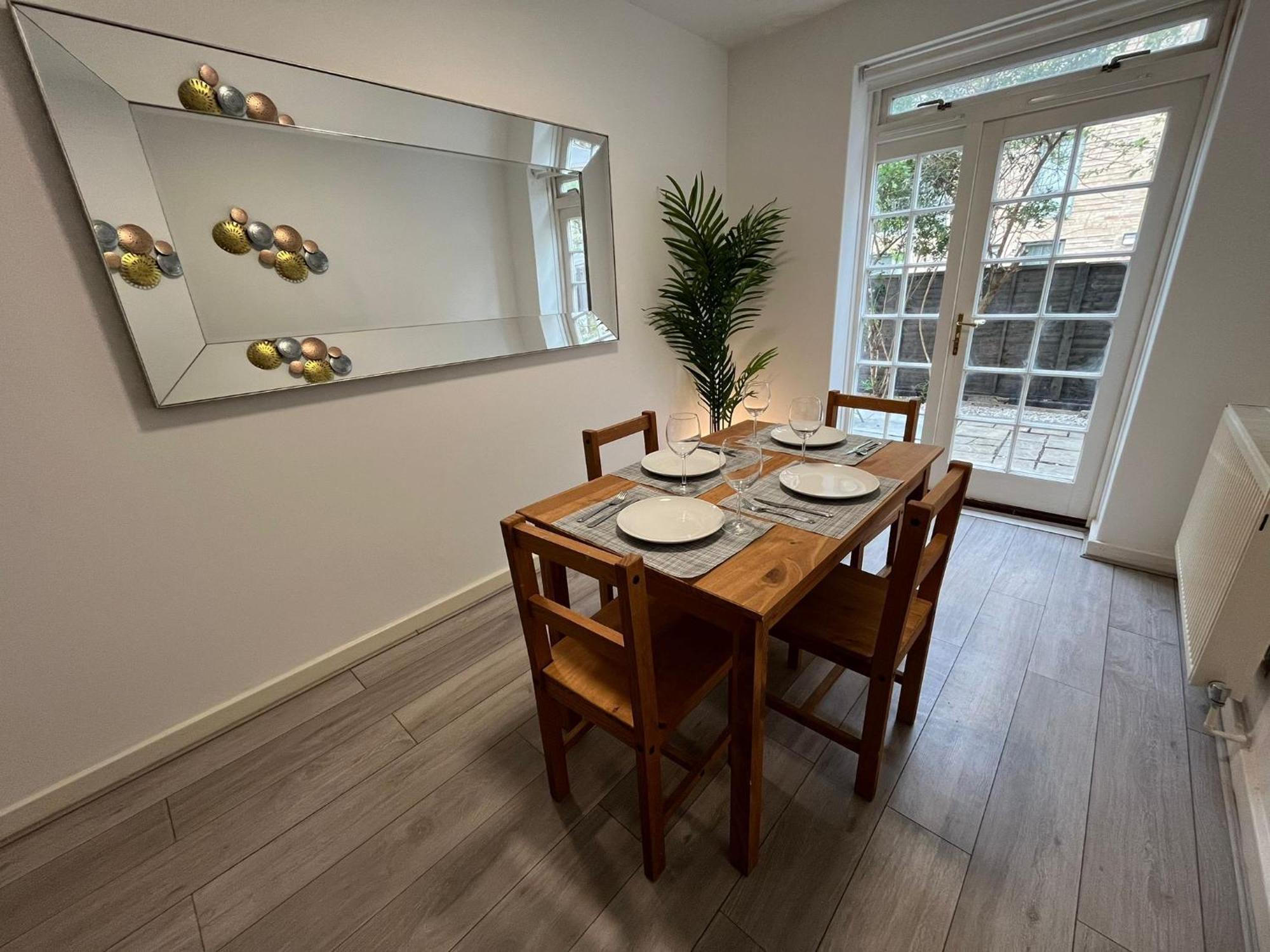 Lägenhet Charm: Spacious 3-bed With Garden Oasis *