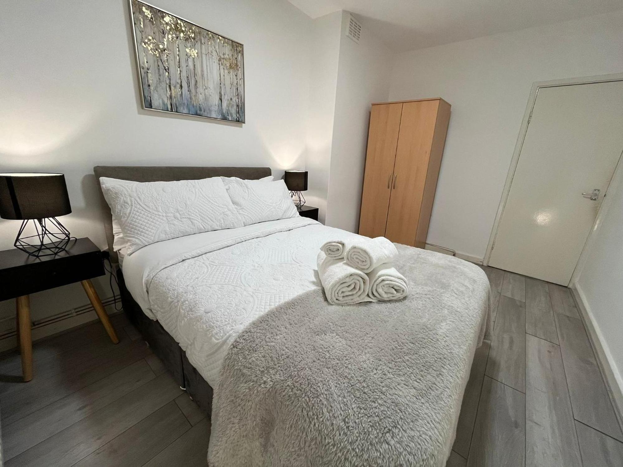 Lägenhet Charm: Spacious 3-bed With Garden Oasis London