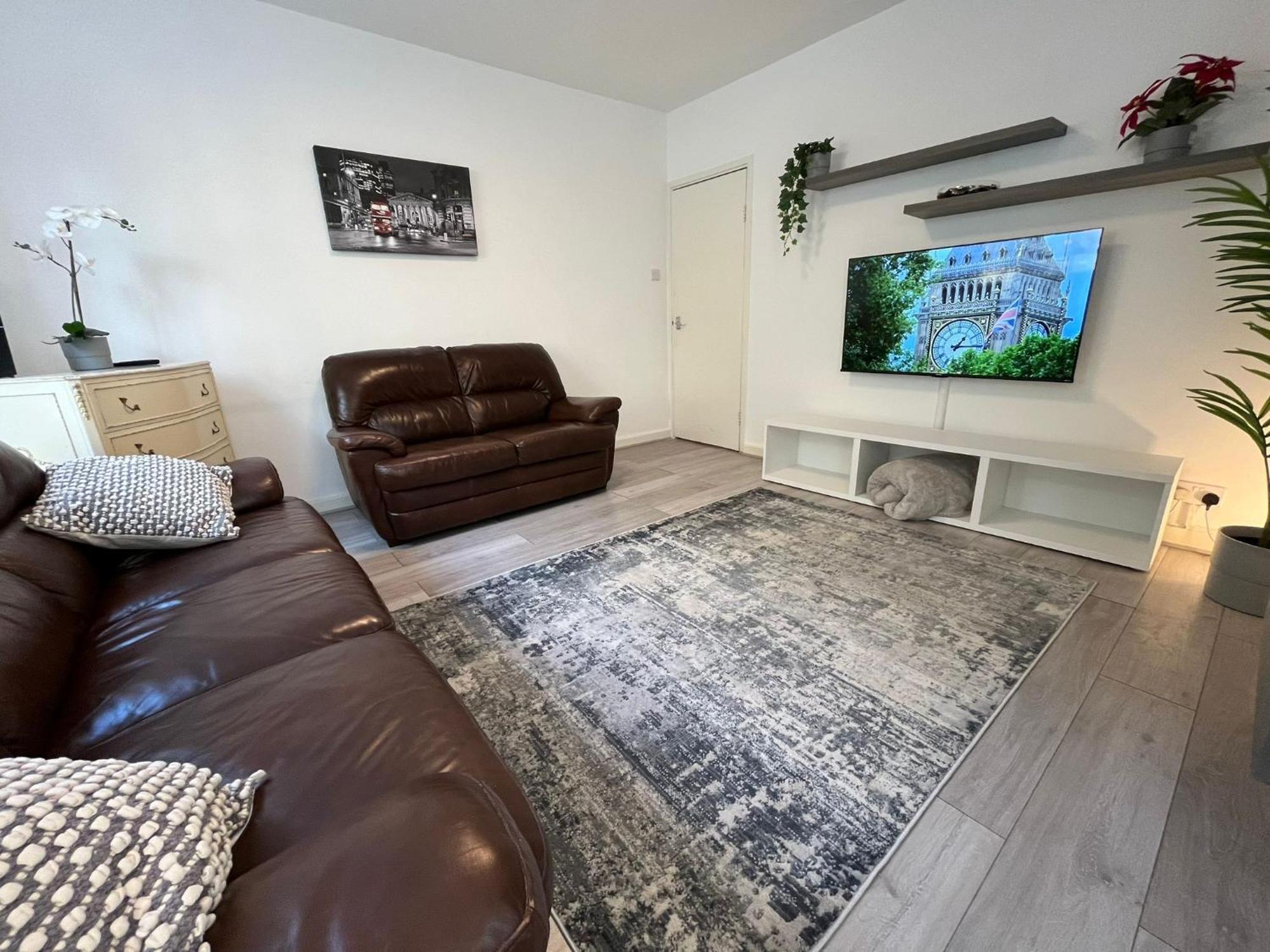 Lägenhet Charm: Spacious 3-bed With Garden Oasis *
