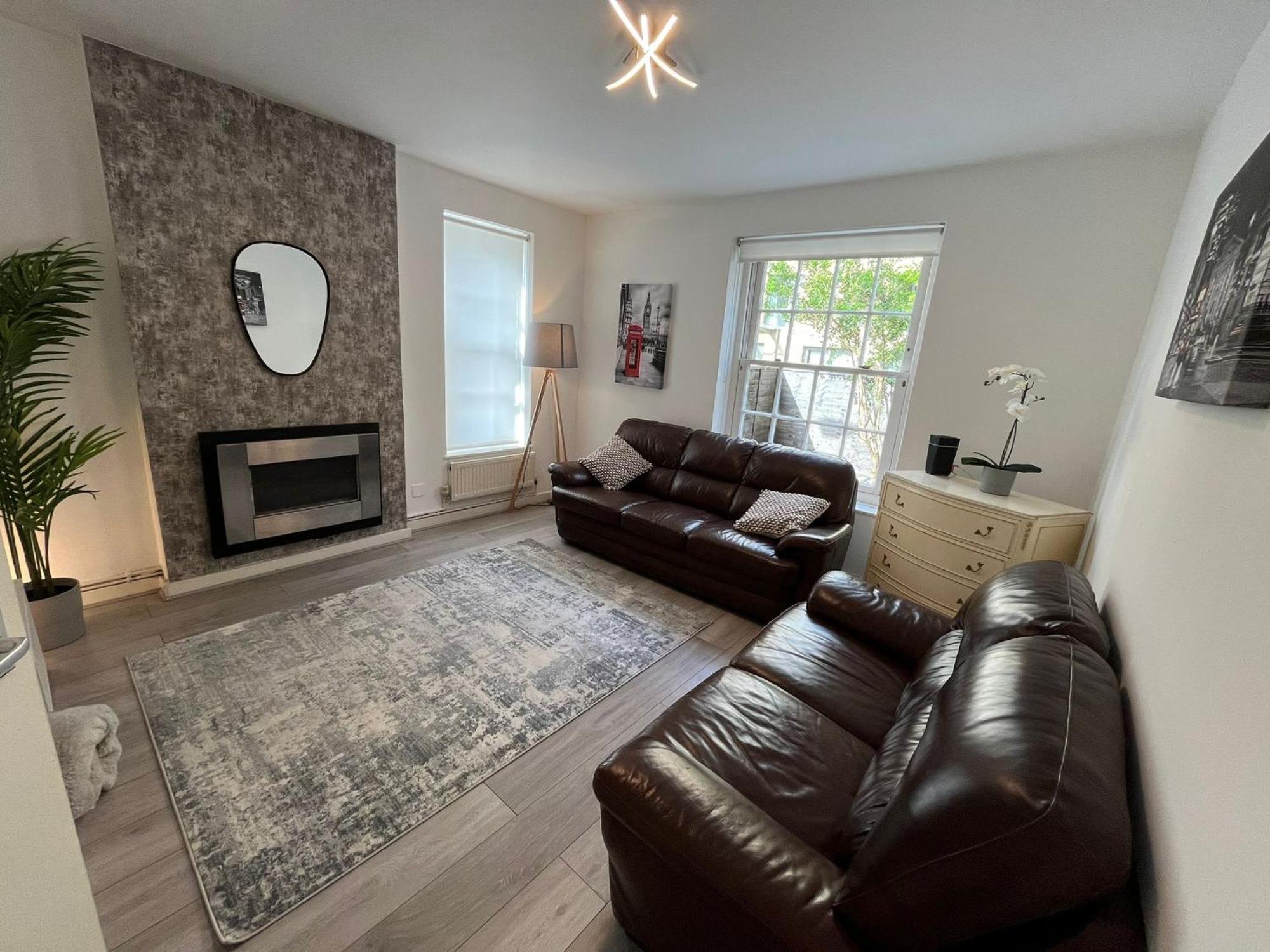 Charm: Spacious 3-bed With Garden Oasis Lägenhet *