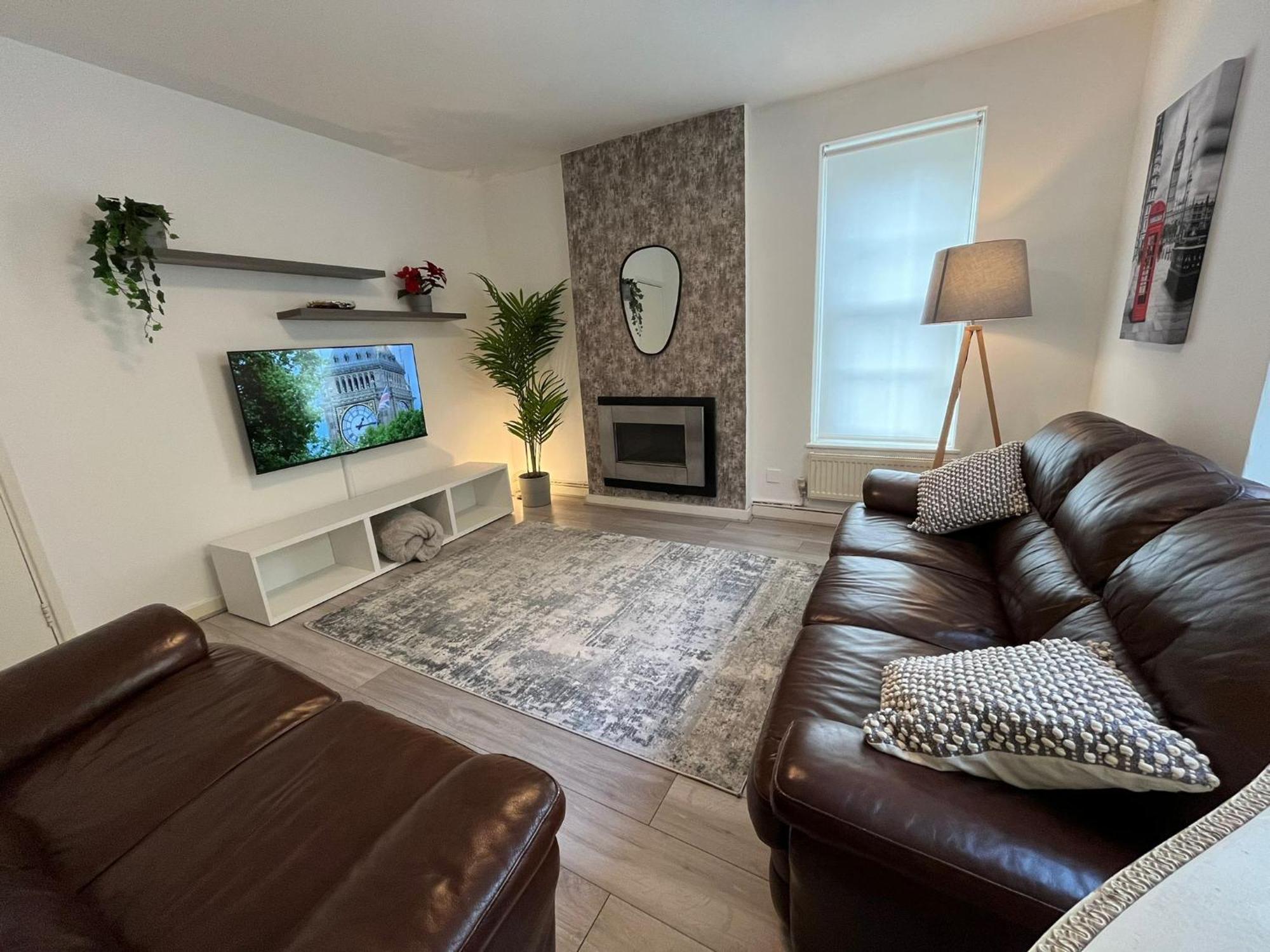 Charm: Spacious 3-bed With Garden Oasis Lägenhet London