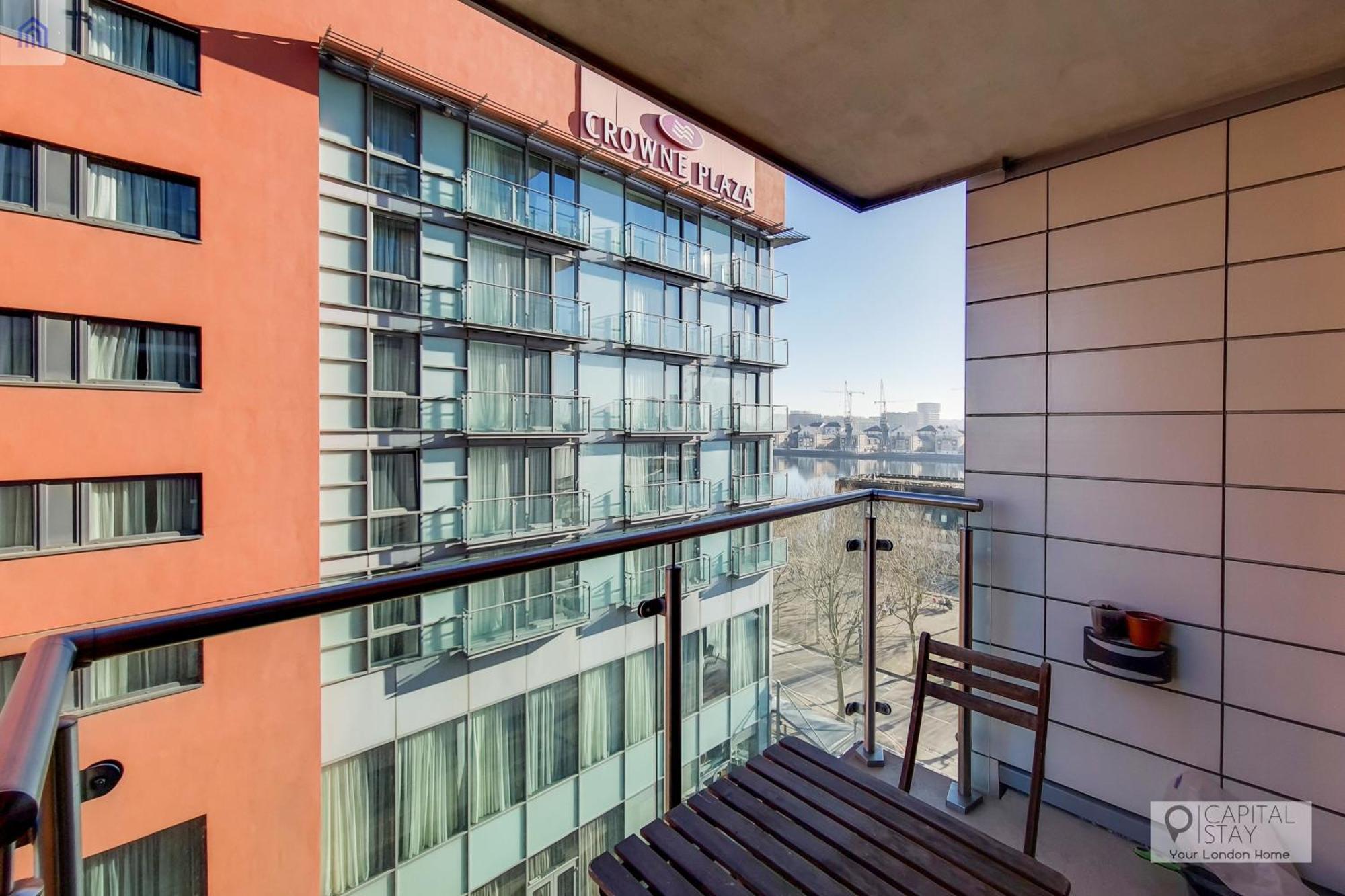 Free Parking - Stylish Three Bedroom By Excel * London