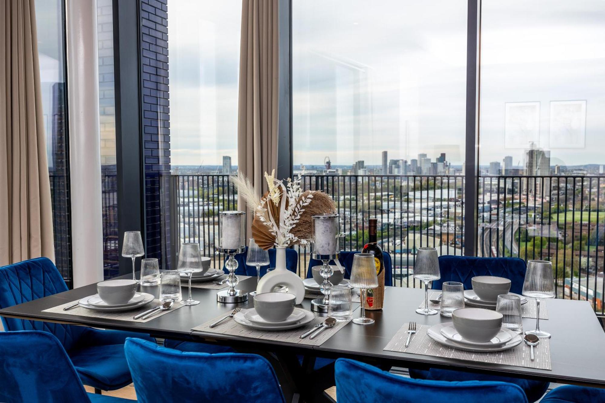 Luxury & Spacious 2 Bedroom Apt With City Views * Londen