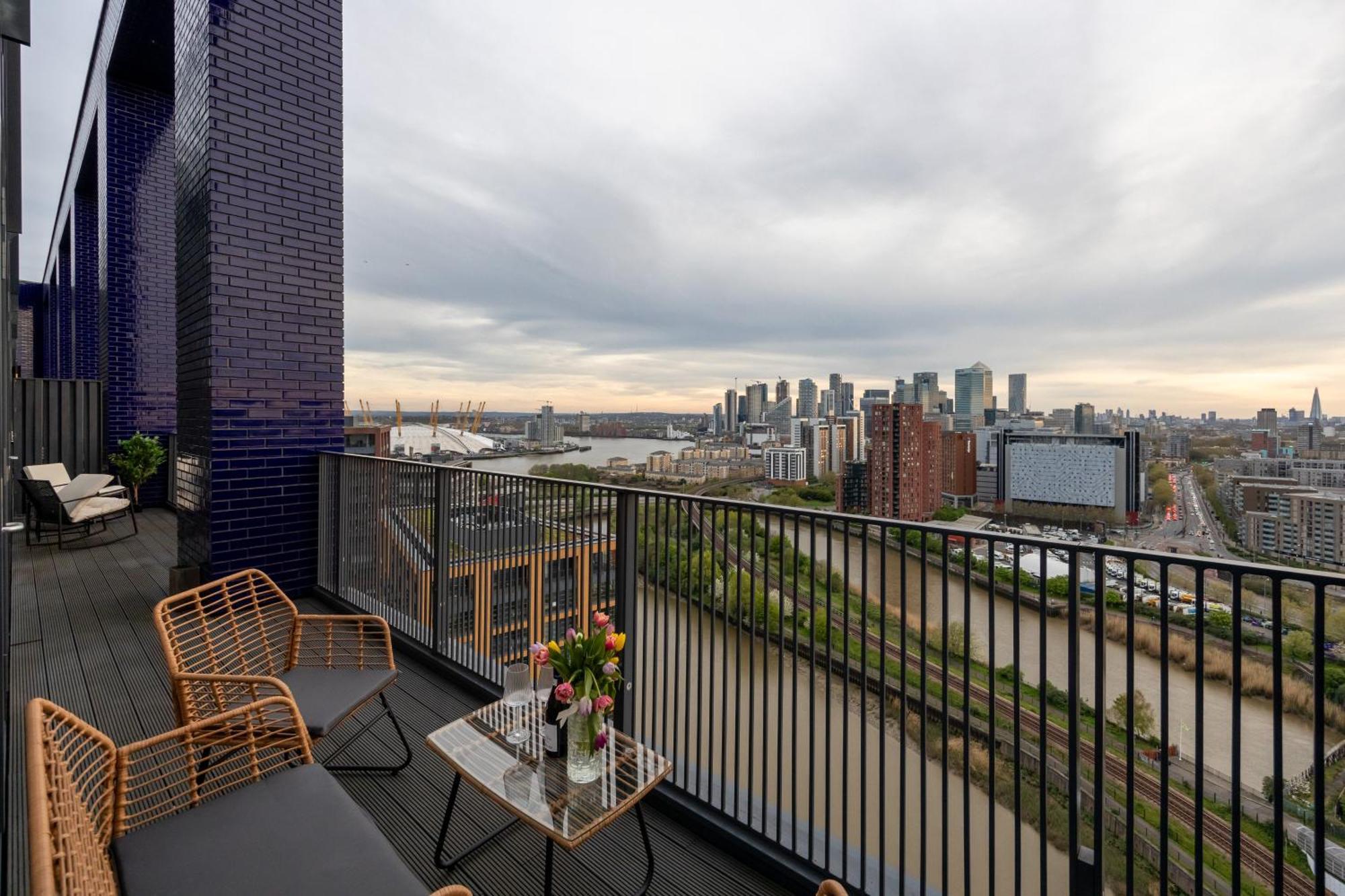 Luxury & Spacious 2 Bedroom Apt With City Views * Londen