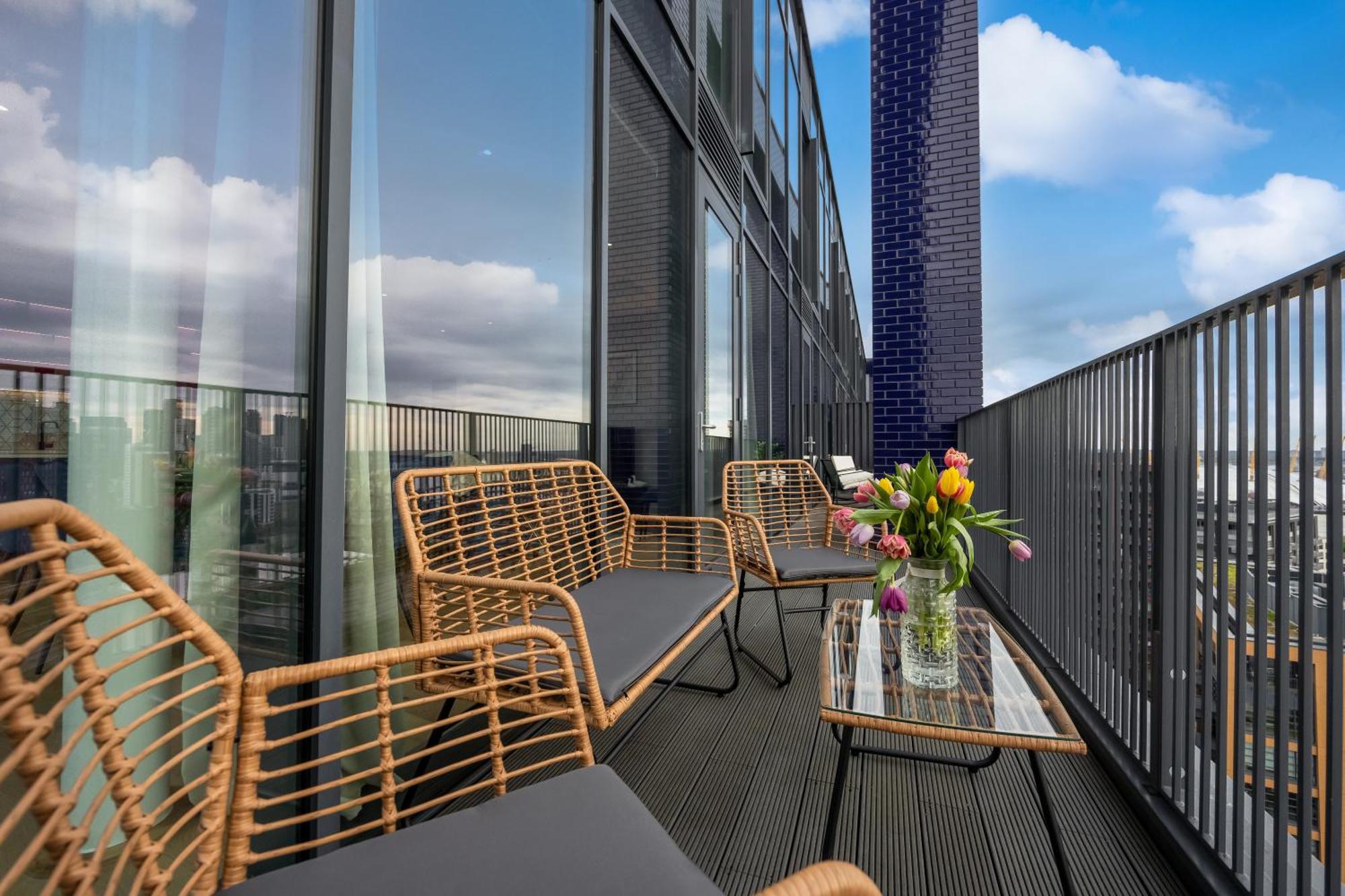 Luxury & Spacious 2 Bedroom Apt With City Views Londen