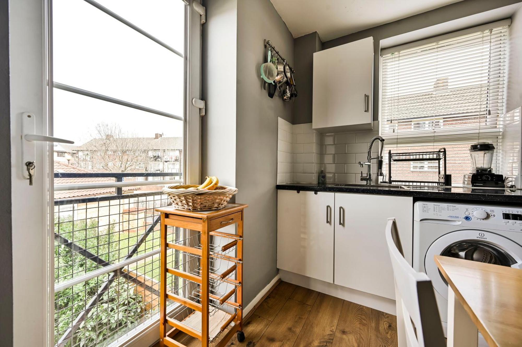 Cosy 1-Bed E15, Sleeps 4, 1 Min From Tube Station Near O2 Arena Lägenhet London