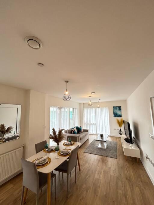 Contemporary Urban Retreat, 2-bedroom Haven By City Airport Appartement *