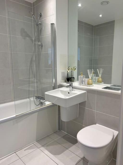Appartement Contemporary Urban Retreat, 2-bedroom Haven By City Airport Londen
