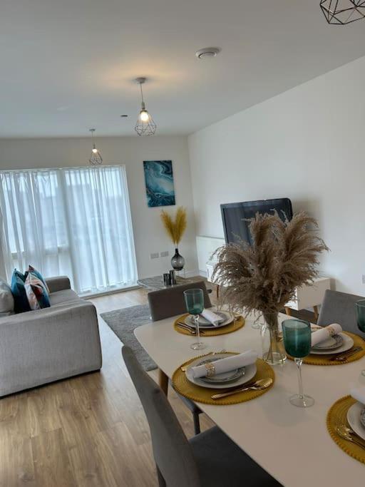 Contemporary Urban Retreat, 2-bedroom Haven By City Airport Appartement Londen