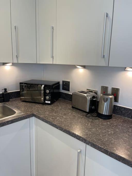 Contemporary Urban Retreat, 2-bedroom Haven By City Airport * Londen