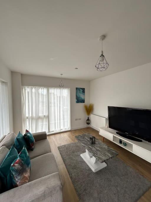 Contemporary Urban Retreat, 2-bedroom Haven By City Airport Londen