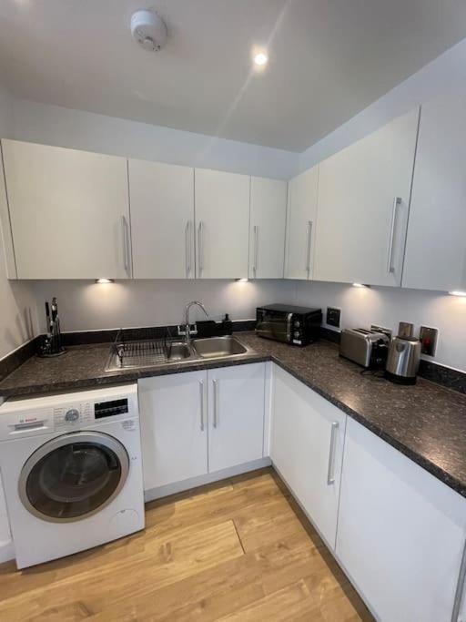 Contemporary Urban Retreat, 2-bedroom Haven By City Airport Appartement *