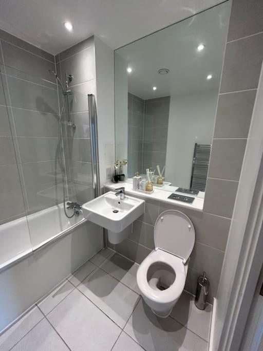Contemporary Urban Retreat, 2-bedroom Haven By City Airport * Londen