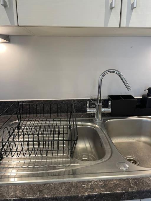 Contemporary Urban Retreat, 2-bedroom Haven By City Airport Appartement Londen