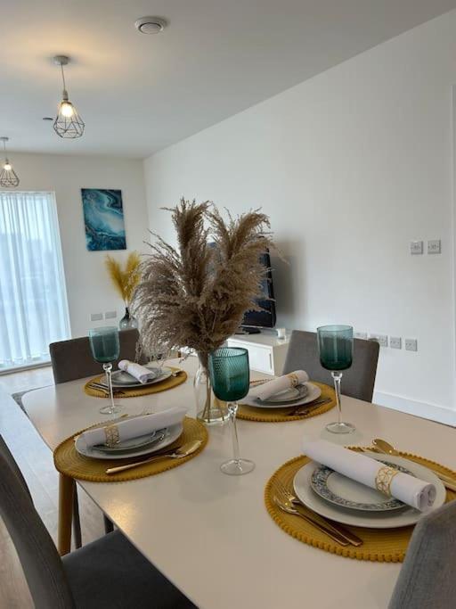 Contemporary Urban Retreat, 2-bedroom Haven By City Airport Appartement