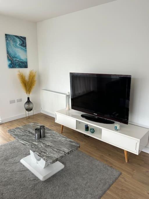 Contemporary Urban Retreat, 2-bedroom Haven By City Airport Appartement *