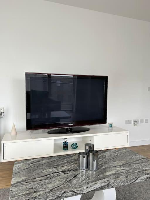 Contemporary Urban Retreat, 2-bedroom Haven By City Airport Appartement