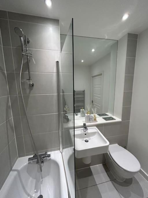 Contemporary Urban Retreat, 2-bedroom Haven By City Airport Londen