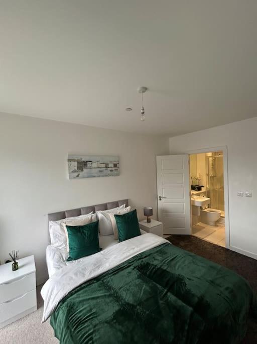 Contemporary Urban Retreat, 2-bedroom Haven By City Airport Appartement