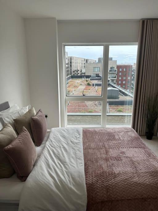 Contemporary Urban Retreat, 2-bedroom Haven By City Airport Appartement *