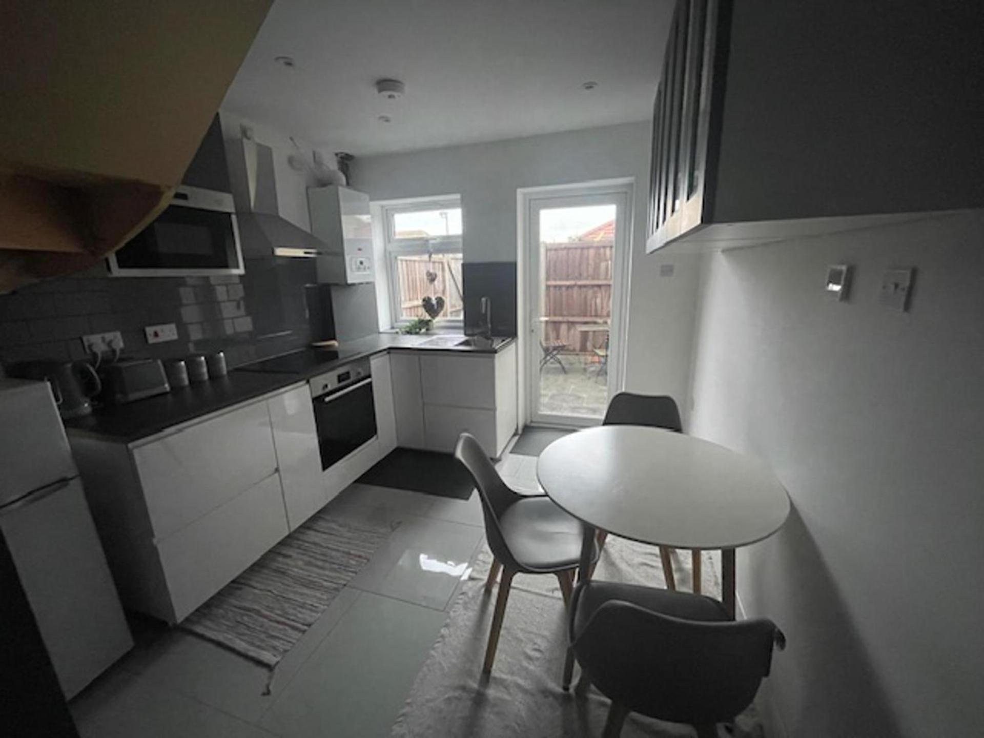 1bedhouse- London-sleeps 4- Close To Attractions London